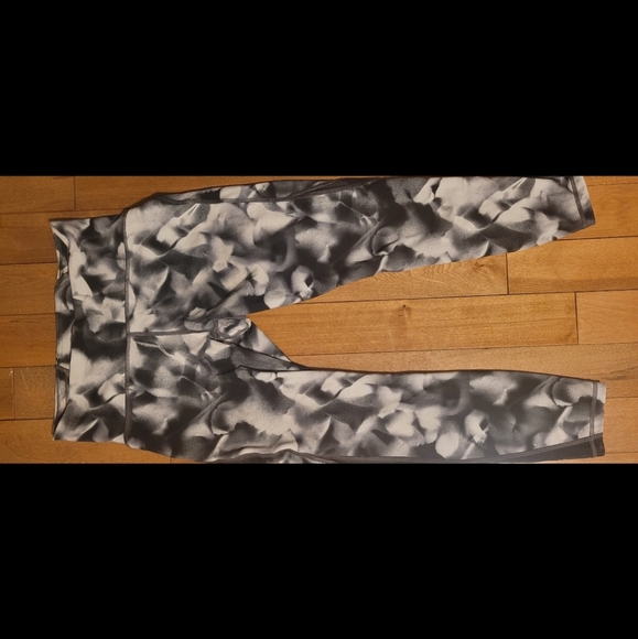 Lululemon runner leggings size 8 - Picture 3 of 4
